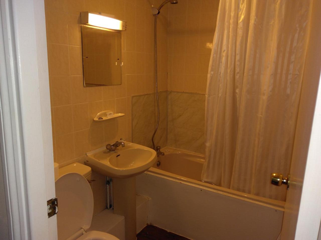 The Crown Hotel 2*
